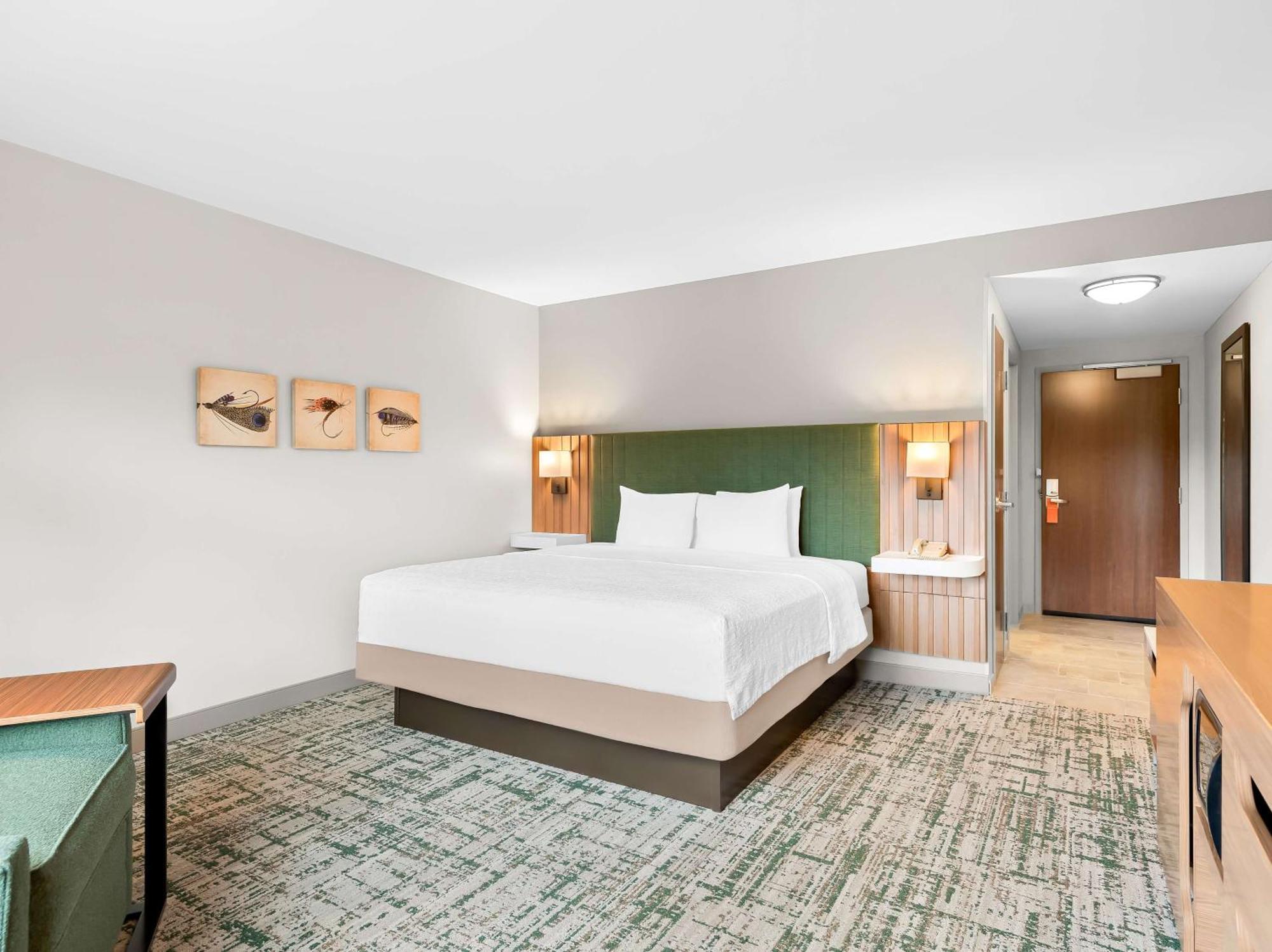 Hampton & Placid Hotel 3*